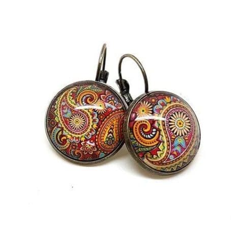 Boucles d’Oreilles Dorées avec Pendentifs en Verre et Motif Cachemire Rouge et Jaune.