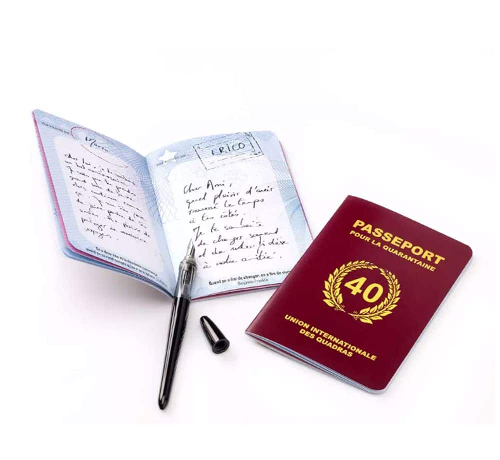 Cadeau Anniversaire 40 ans Femme Homme - Passeport pour la Quarantaine - Carte Anniversaire - Décoration Anniversaire 40 ans- Idée Cadeau Original - Un vrai faux passeport comme Livre d'Or