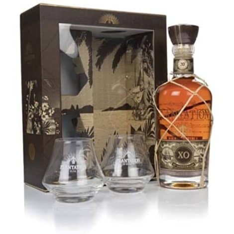 Coffret de rhum Plantation – XO 20ème anniversaire – Bouteille 70cl + 2 verres – Rhum vieux des Barbades – Parfumé à la vanille, cacao et épices – 40% d’alcool.