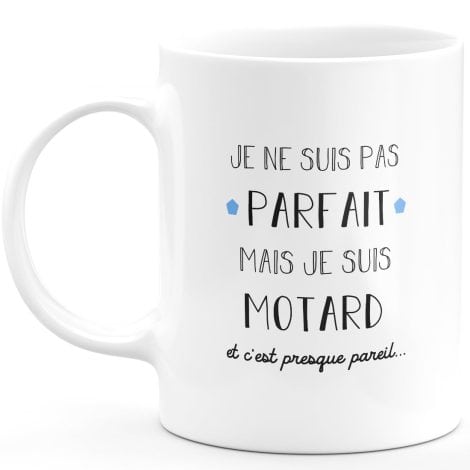 Mug cadeau motard : Pas parfait mais motard – Cadeau Anniversaire Saint Valentin pour Homme – Blanc.