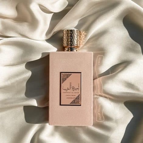 Parfum Ameerat Al Arabia Privée Rose 100 ml – Parfum oriental fabriqué à Dubaï – Fragrance fraise, musc, bois de cachemire et vanille – Parfum unisexe créé aux Émirats arabes unis.