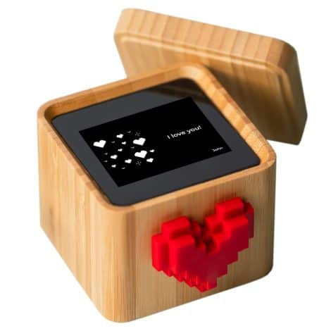 Lovebox Noir & Blanc | Boîte connectée pour exprimer l’amour | Adaptateur européen | Cadeau pour couple, fête des mères, anniversaire de mariage, relation à distance.