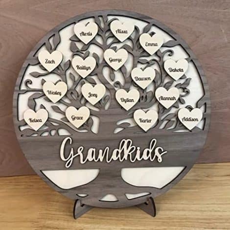 Arbre généalogique en bois avec noms personnalisés en forme de coeur, cadeau pour maman.
