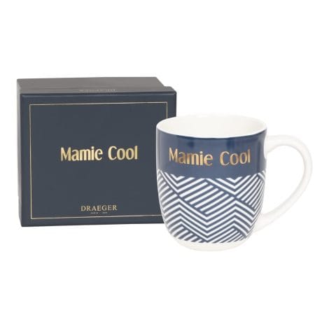 Mug en céramique bleu “Mamie cool” de DRAEGER PARIS, un cadeau original et plein d’humour pour maman, grand-mère ou anniversaire.