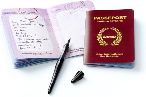 Cadeau original pour le départ en retraite d’un collègue : Livre d’Or faux passeport.