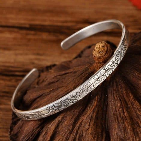 Bracelet argenté pour femmes avec motifs ethniques, un bijou idéal pour offrir à sa sœur, amie ou maman.