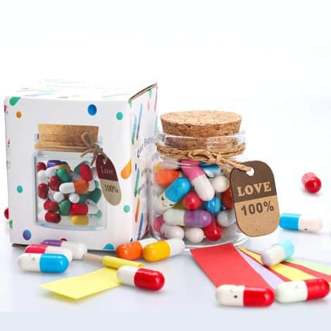 25 capsules de messages romantiques dans une bouteille pour des cadeaux originaux DIY pour couples amoureux.