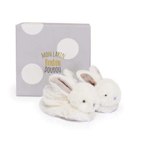 Coffret Chaussons avec Hochet Taupe “Lapin Bonbon” de Doudou et Compagnie pour bébés de 0 à 6 mois. Chaud, doux, idée cadeau pour fille et garçon.