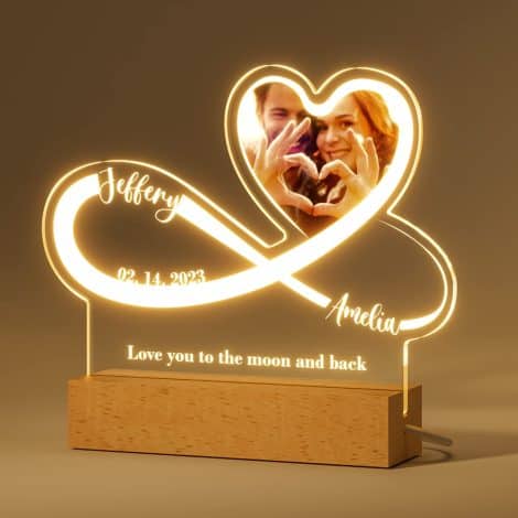 Lampe romantique personnalisée avec photo, prénoms, texte et date. Idéal pour Saint-Valentin, mariage et couple.