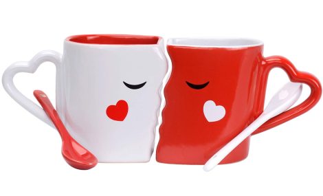 Ensemble de Tasses Embrassantes Cymax avec Cuillères – Cadeaux pour Couples lors de Mariage, Anniversaire, ou Saint Valentin.