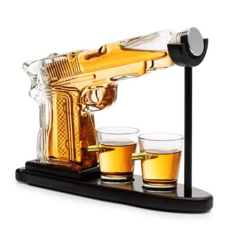 Ensemble carafe à whisky et vin en forme de fusil-pistolet avec 2 verres à whisky et décanteur Schnapps – Cadeau d’anniversaire pour homme.