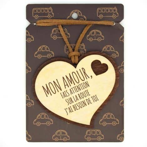 Pendentif en bois 2 épaisseurs avec cordelette en cuir : “Attention sur la route, mon amour, j’ai besoin de toi.” Cadeau original du cœur pour vos proches.