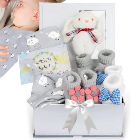 Ensemble cadeau pour bébé garçon comprenant un lange, un bonnet, des chaussettes et une peluche lapin personnalisée.