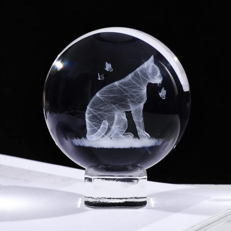 Sphère en cristal avec chat et papillons gravés, idéale cadeau pour les amoureux des chats, femmes et hommes. Parfait pour anniversaire ou souvenir pour amis.