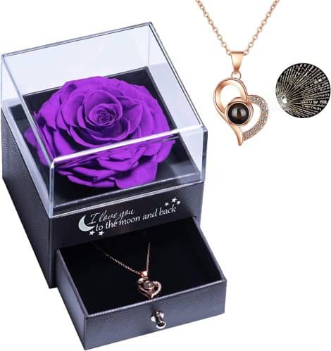 Coffret “Rose Intemporelle avec Bijoux” : Une vraie rose préservée et un collier “Je t’aime”. Le cadeau romantique idéal pour la Fête des Mères.