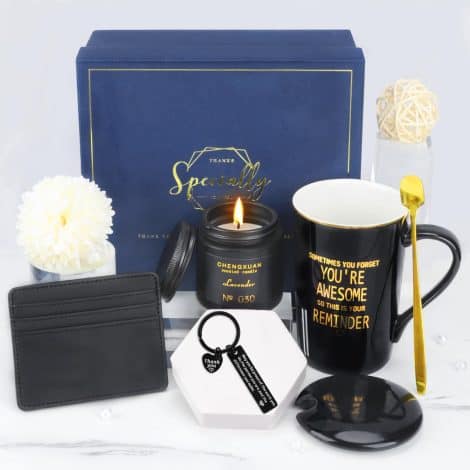 Nom du produit : Ensemble cadeau anniversaire pour homme et femme, comprenant une tasse à café en porcelaine personnalisée avec une bougie parfumée, un porte-cartes en cuir et un porte-clés. Idée cadeau pour papa, maman, papi et sœur.