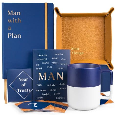 de Luxe England Gifts: Panier cadeau d’anniversaire pour homme, avec une tasse en grès, un ordinateur portable, un plateau de rangement et un jeu de cartes. Parfait pour papa.