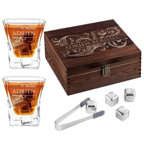 Coffret Whiskey Maverton : 8 pierres réfrigérantes, 2 verres gravés dans une boîte en bois personnalisée, idéal pour les connaisseurs de whisky.