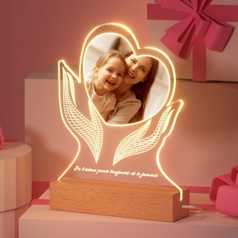 Lampe avec photo personnalisée en forme de cœur, cadeau original idéal pour les proches lors des occasions spéciales.