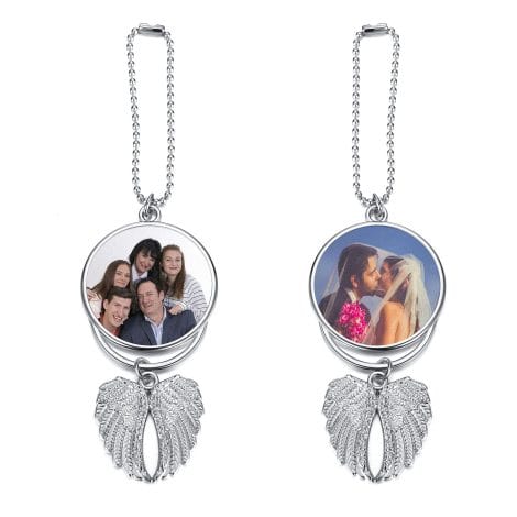 Pendentif personnalisé en forme d’ailes pour décorer le rétroviseur de voiture. Idéal pour offrir à la Saint-Valentin, un anniversaire ou une fête. Bijou en alliage argenté.