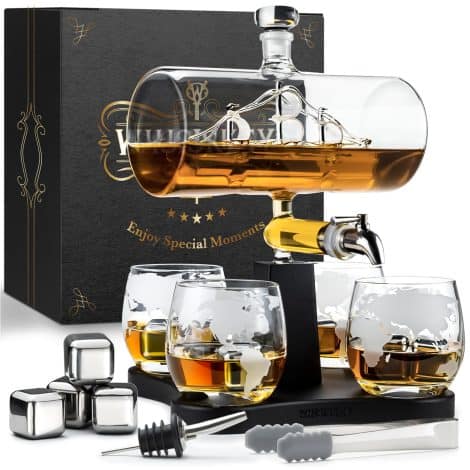 Whisiskey – Carafe à Whisky en forme de bateau – 1000 ml – Coffret cadeau pour homme – Set Whiskey de luxe – Avec 4 verres à Whisky, bec verseur et 4 pierres à whisky – Carafe à whisky transparente, argentée, noire.