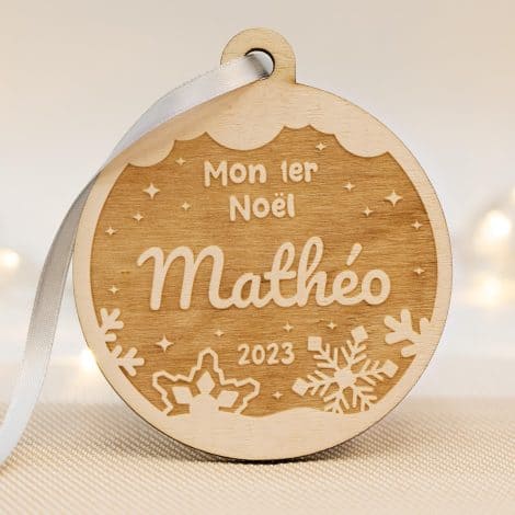 Ornement bois sapin de Noël personnalisé pour célébrer le premier Noël en famille.