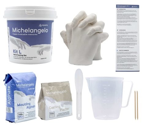 Kit de moulage Michelangelo : réalisez une sculpture à deux mains d’adultes ou trois mains d’enfants, en famille ou entre amis. Comprend un pichet doseur d’un litre et une spatule en plastique pour le mélange.