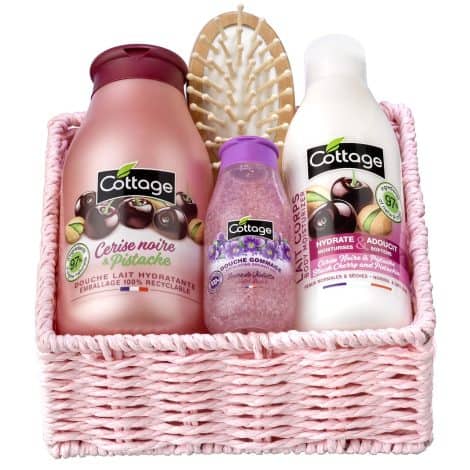 Ensemble cadeau Cerise noire et Pistache par Cottage – Gel douche + Douche Gommage + Lait Corps Hydratant + éponge exfoliante. Fabriqué en France.