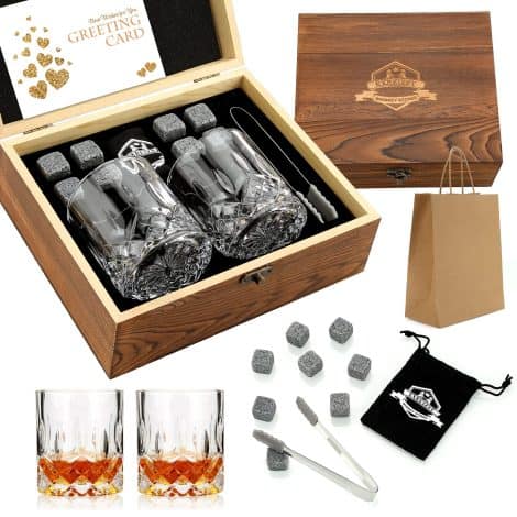 Ensemble de pierres à whisky exreizst, dans une boîte en bois fait-main, avec 2 verres. Parfait cadeau pour homme.