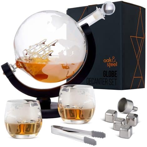 Carafe à whisky Globe Oak & Steel (1500ml) avec 2 verres, 4 pierres à whisky en acier inoxydable, 1 pince à glace et plus – Cadeau idéal pour un anniversaire ou la fête des pères pour les hommes.