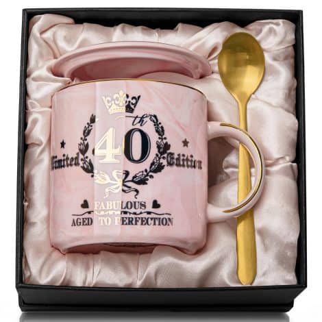 Idée cadeau pour femme de 40 ans : Tasse en céramique rose marbrée de 400 ml avec cuillère, carte et boîte cadeau.