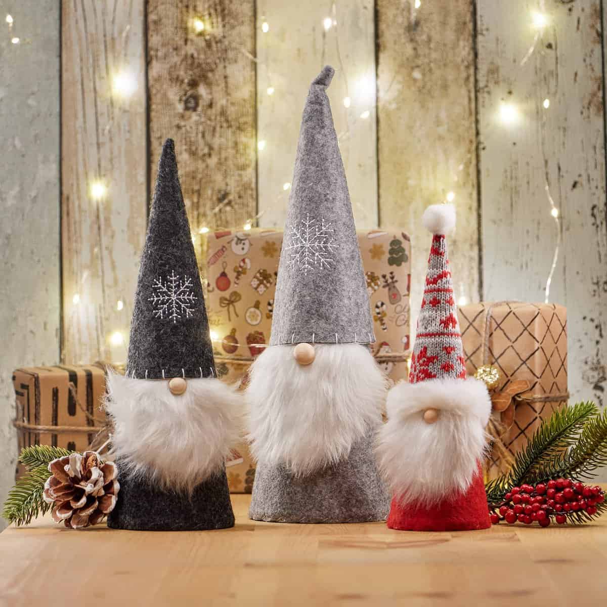 com-four® 3X lutins de Noël pour décorations de Noël, Figurines d'hiver comme Objets de décoration, décorations de Table Mignonnes ou comme décorations de Chambre (3 pièces - Gris Noir Rouge)