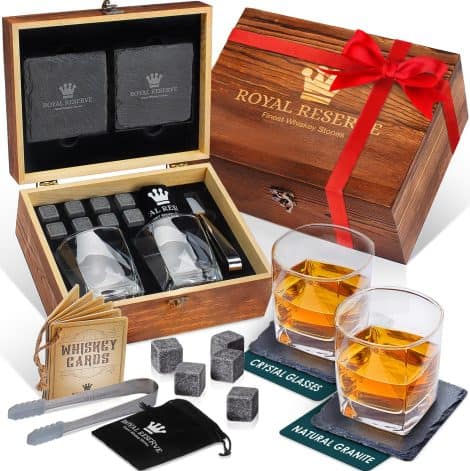 Ensemble élégant de whisky avec verres, glaçons en pierre réutilisables, dessous de verre, pinces à glace, boîte en bois, cartes de recettes et sac en velours. Parfait pour les hommes.