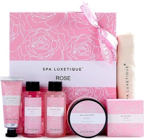 Ensemble de soins pour femmes LUXETIQUE avec produits pour le bain, la crème mains, la lotion corps et bain moussant.